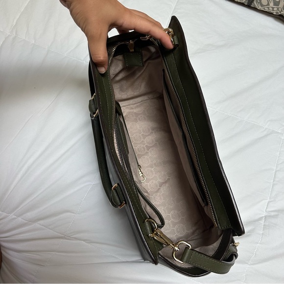 Michael Kors Selma Handbag with crossbody strap - Picture 9 of 15